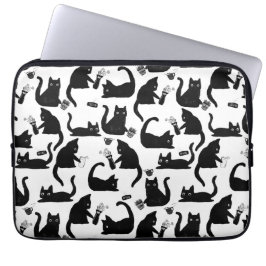 Schlechte Katzen klopfen über Laptopschutzhülle