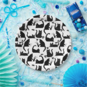 Schlechte Katzen klopfen über Pappteller (Party)