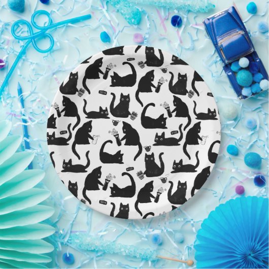 Schlechte Katzen klopfen über Pappteller (Party)