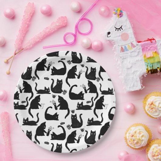 Schlechte Katzen klopfen über Pappteller (Party)