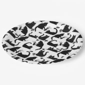 Schlechte Katzen klopfen über Pappteller (Schrägansicht)