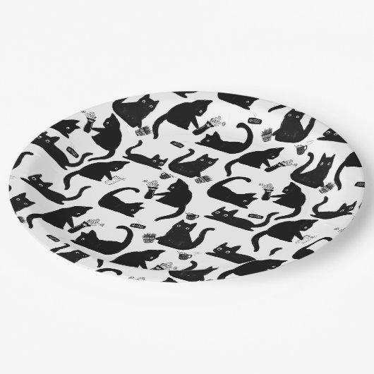 Schlechte Katzen klopfen über Pappteller (Schrägansicht)