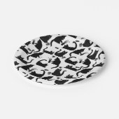 Schlechte Katzen klopfen über Pappteller (Schrägansicht)