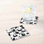 Schlechte Katzen klopfen über Rechteckiger Pappuntersetzer (Vor Ort)