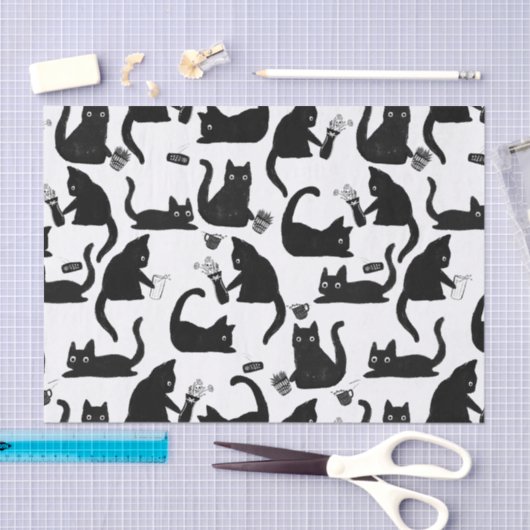 Schlechte Katzen klopfen über Seidenpapier (Handwerk)