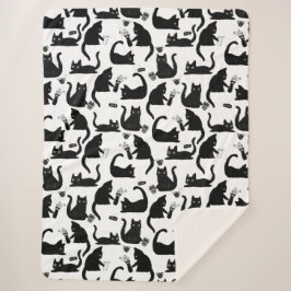 Schlechte Katzen klopfen über Sherpadecke