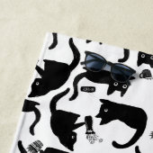 Schlechte Katzen klopfen über Strandtuch (Beispiel)