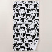 Schlechte Katzen klopfen über Strandtuch (Vorderseite)