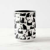 Schlechte Katzen klopfen über Tasse (Zentrum)
