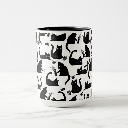 Schlechte Katzen klopfen über Tasse (Zentrum)