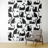 Schlechte Katzen klopfen über Wandteppich (Beispiel)