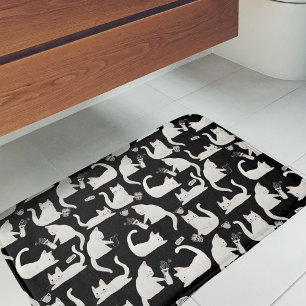 Schlechte Katzen klopfen vorbei, weiße Katzen auf Badematte