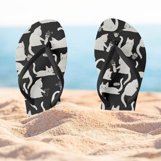 Schlechte Katzen klopfen vorbei, weiße Katzen auf  Badesandalen