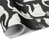 Schlechte Katzen klopfen vorbei, weiße Katzen auf  Geschenkpapier (Rolleneckpunkt)