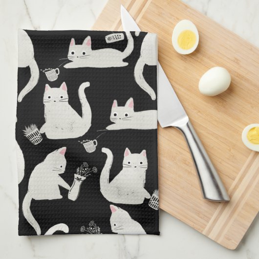 Schlechte Katzen klopfen vorbei, weiße Katzen auf Geschirrtuch (Viertel Falte)
