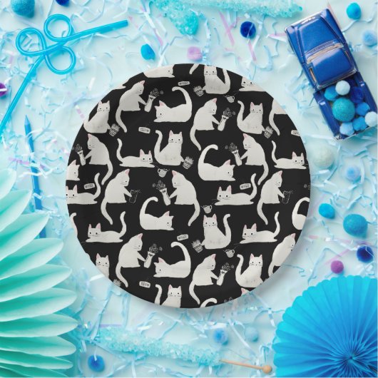 Schlechte Katzen klopfen vorbei, weiße Katzen auf  Pappteller (Party)