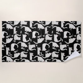 Schlechte Katzen klopfen vorbei, weiße Katzen auf  Strandtuch