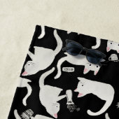 Schlechte Katzen klopfen vorbei, weiße Katzen auf Strandtuch (Beispiel)