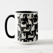 Schlechte Katzen klopfen vorbei, weiße Katzen auf  Tasse (Links)