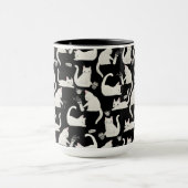 Schlechte Katzen klopfen vorbei, weiße Katzen auf  Tasse (Zentrum)