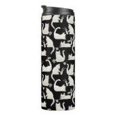 Schlechte Katzen klopfen vorbei, weiße Katzen auf Thermosbecher (Nach rechts gedreht)