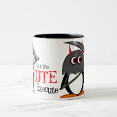Schlechte Penguin™ niedliche Scharfrichter-Tasse Zweifarbige Tasse (Mittel)