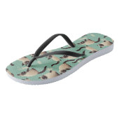 Schlechte siamesische Katzen klopfen über Badesandalen (Schrägansicht)