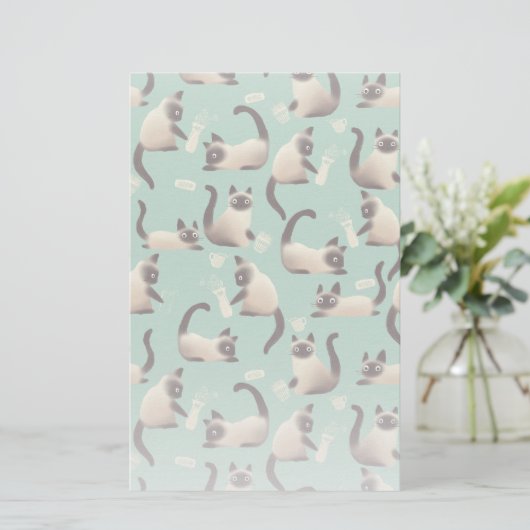 Schlechte siamesische Katzen klopfen über Briefpapier (Stehend Vorderseite)