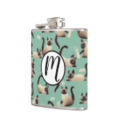 Schlechte siamesische Katzen klopfen über Flachmann (Links)