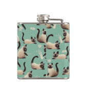 Schlechte siamesische Katzen klopfen über Flachmann (Rückseite)