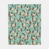 Schlechte siamesische Katzen klopfen über Fleecedecke (Vorderseite)