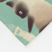 Schlechte siamesische Katzen klopfen über Fleecedecke (Ecke)