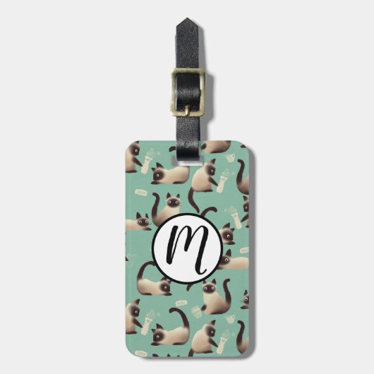 Schlechte siamesische Katzen klopfen über Gepäckanhänger (Vorderseite vertikal)