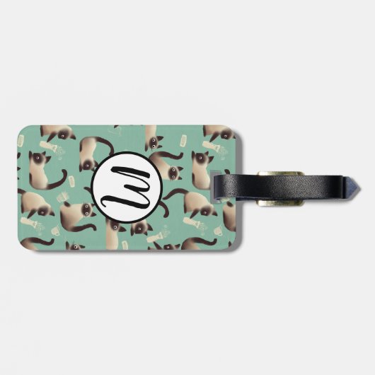 Schlechte siamesische Katzen klopfen über Gepäckanhänger (Rückseite horizontal)