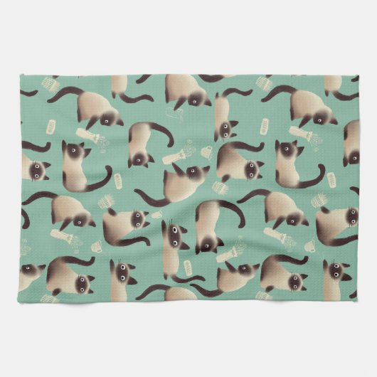 Schlechte siamesische Katzen klopfen über Geschirrtuch (Horizontal)