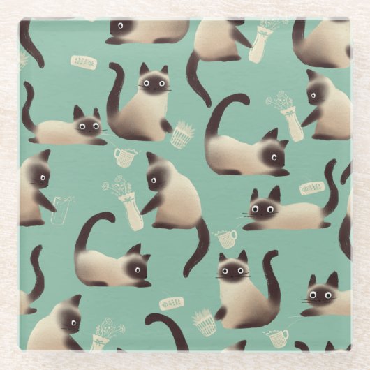 Schlechte siamesische Katzen klopfen über Glasuntersetzer (Vorderseite)