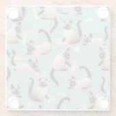 Schlechte siamesische Katzen klopfen über Glasuntersetzer (Rückseite)