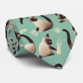 Schlechte siamesische Katzen klopfen über Krawatte (Gerollt)