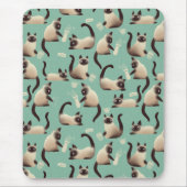 Schlechte siamesische Katzen klopfen über Mousepad (Vorne)