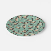 Schlechte siamesische Katzen klopfen über Pappteller (Schrägansicht)