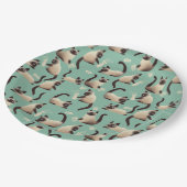 Schlechte siamesische Katzen klopfen über Pappteller (Schrägansicht)