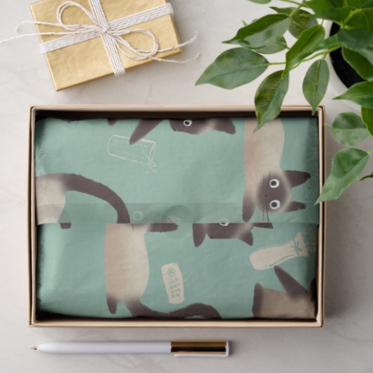 Schlechte siamesische Katzen klopfen über Seidenpapier (Geschenk)