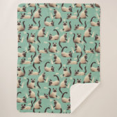 Schlechte siamesische Katzen klopfen über Sherpadecke (Vorderseite)