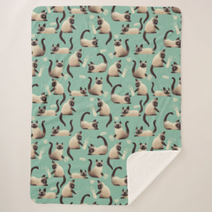 Schlechte siamesische Katzen klopfen über Sherpadecke