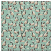 Schlechte siamesische Katzen klopfen über Stoff (Muster)