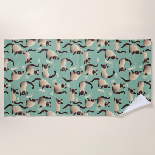 Schlechte siamesische Katzen klopfen über Strandtuch (Vorderseite)