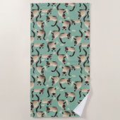 Schlechte siamesische Katzen klopfen über Strandtuch (Vorderseite)