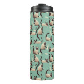 Schlechte siamesische Katzen klopfen über Thermosbecher (Vorderseite)