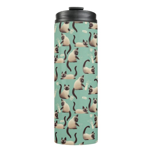 Schlechte siamesische Katzen klopfen über Thermosbecher (Vorderseite)