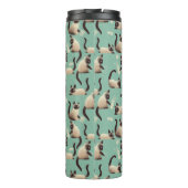 Schlechte siamesische Katzen klopfen über Thermosbecher (Rückseite)